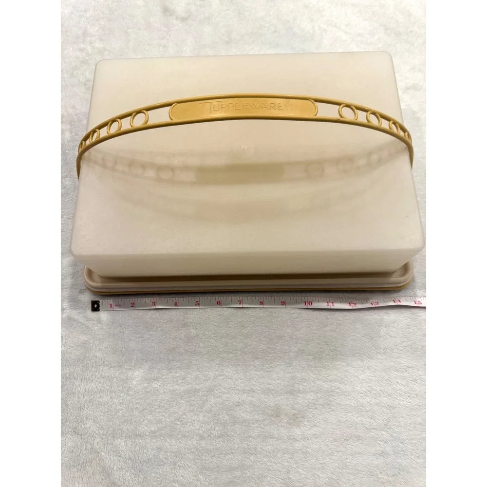 Tupperware vintage cake